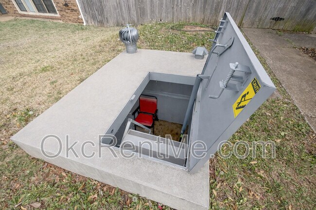 Building Photo - 1104 Spruce Dr