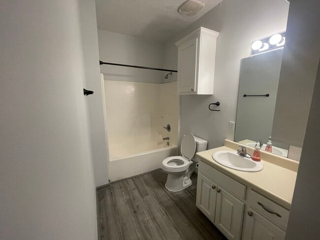 Building Photo - 105 Tomlinson Dr