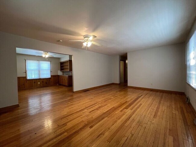 Building Photo - Cozy 3 Bedroom, 2 Bathroom Home in Kansas ...