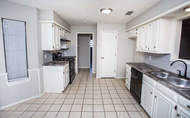 Building Photo - Available June 15th: Spacious 3 Bed, 2 Bath Ready for You!
