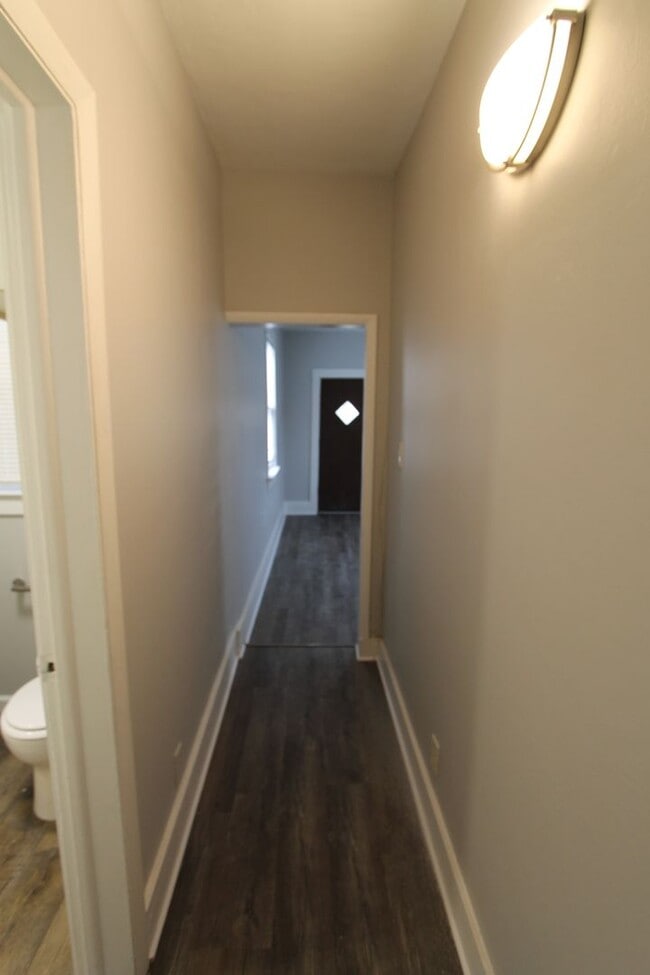 Foto del edificio - Two Bedroom Home priced right! Off street ...