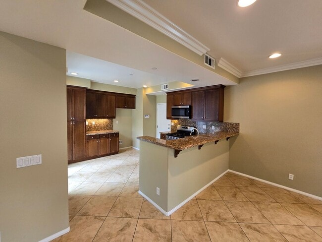 Building Photo - Columbus Square: 3 Bedroom 2.5 Bath Attached Townhome,