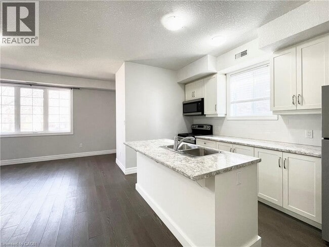 Building Photo - 44 FOURTH Avenue Unit# 2 LOWER