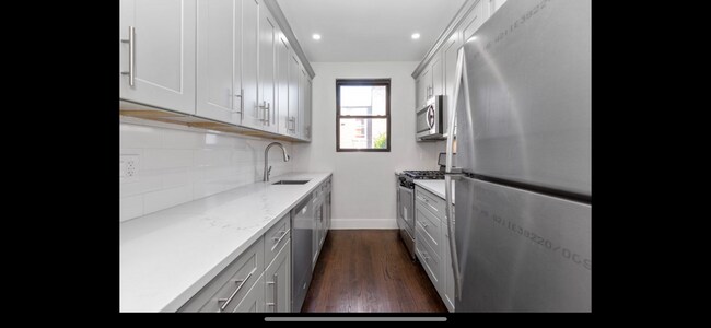 Foto del edificio - 2452 33rd St