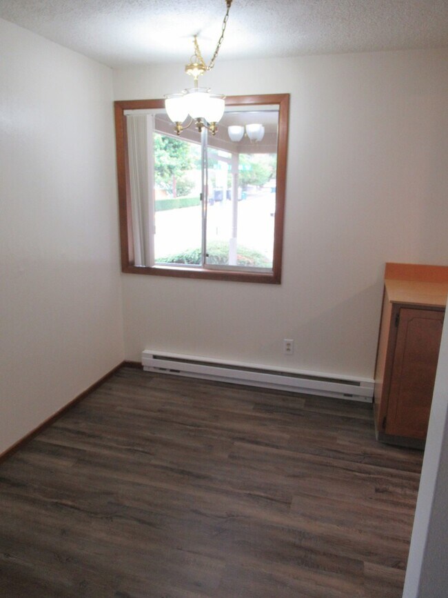 Foto del edificio - Three Bedroom Duplex in South Salem