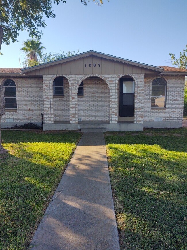 Building Photo - 1007 Northcliff Dr