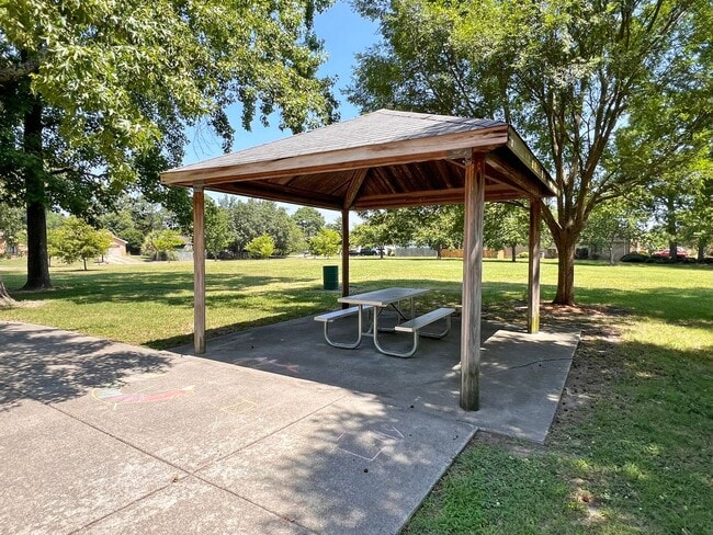 Building Photo - READY NOW!! 4-Bedroom Home in Lake Trant w/Attached Garage! Pet Friendly!