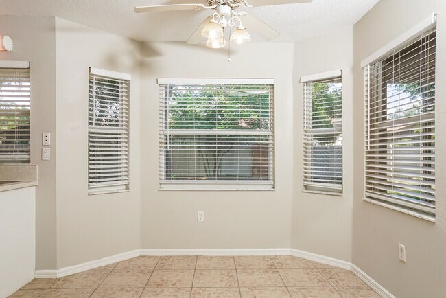 Foto del edificio - 4638 Breezy Pines Blvd