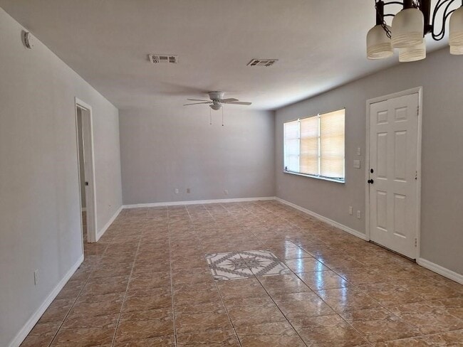 Building Photo - 1758 Mistletoe St