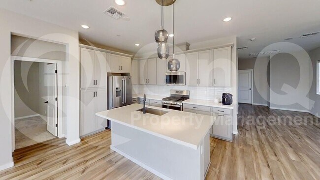 Building Photo - 746 E Doral Ave