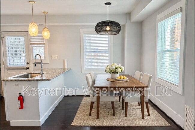 Building Photo - 2026 Savannah Pl SE