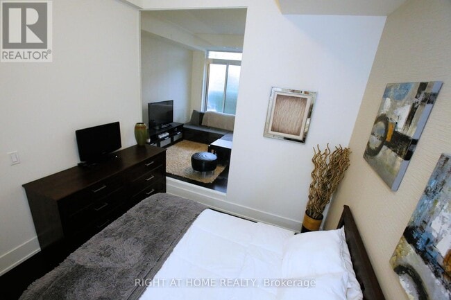 Photo du bâtiment - 330 Richmond St W