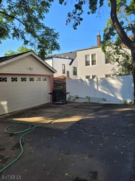 Building Photo - 204 Hansbury Ave