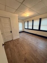 Building Photo - 818 W 4th St