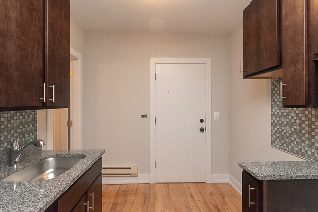 Foto del edificio - 755 W Cornelia Ave