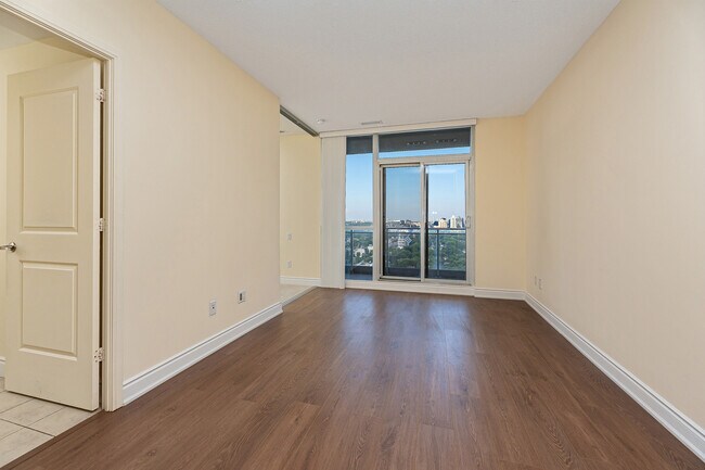 Photo du bâtiment - 23 Sheppard Ave E