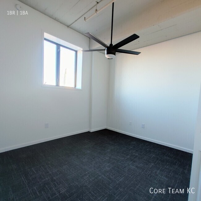 Foto del edificio - 320 W 7th St