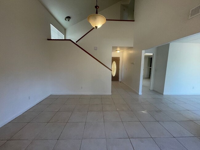 Building Photo - Cul de sac location. Walking distance to CSU Stanislaus