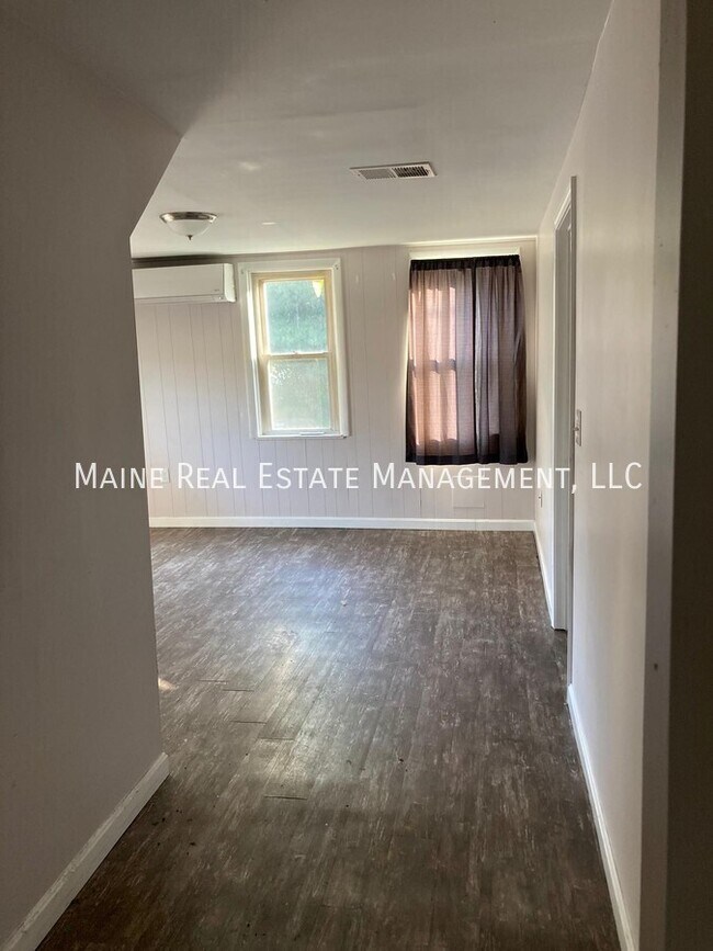 Building Photo - 5 Broadway-