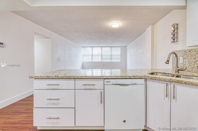 Foto del edificio - 9001 SW 77th Ave