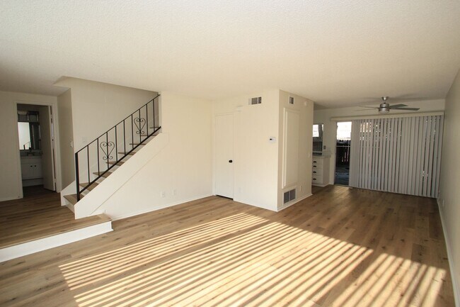 Foto del edificio - For Rent: Upgraded 3-Bedroom Condo in Todd...