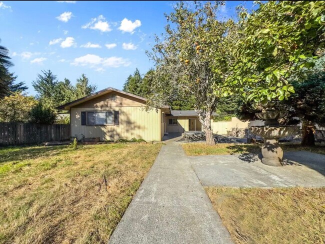 Foto del edificio - Beautiful remodeled Humboldt Hill home