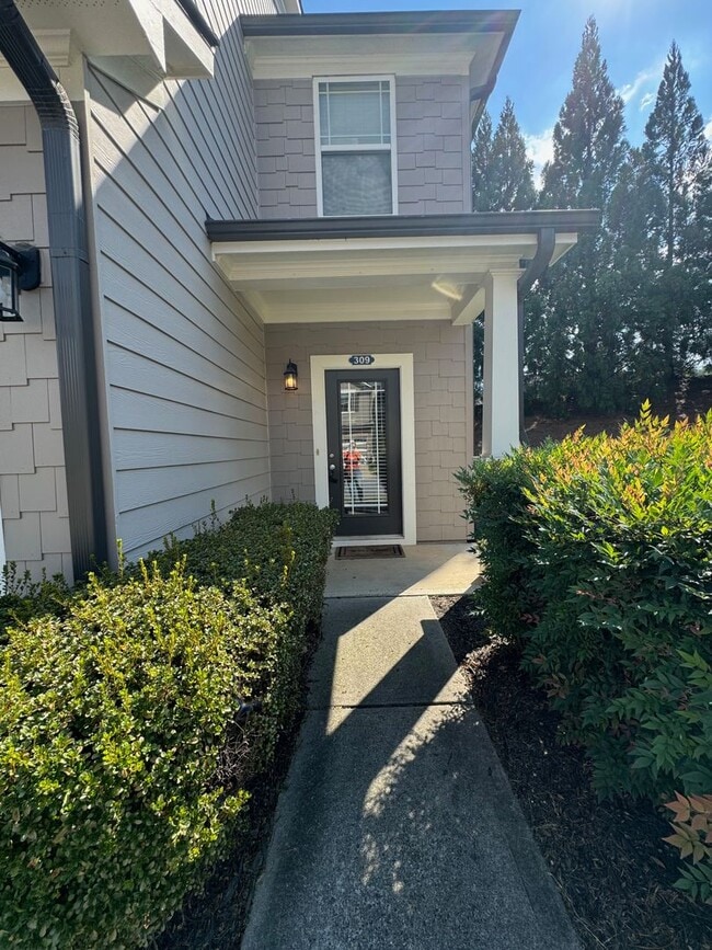 Building Photo - Better than New!