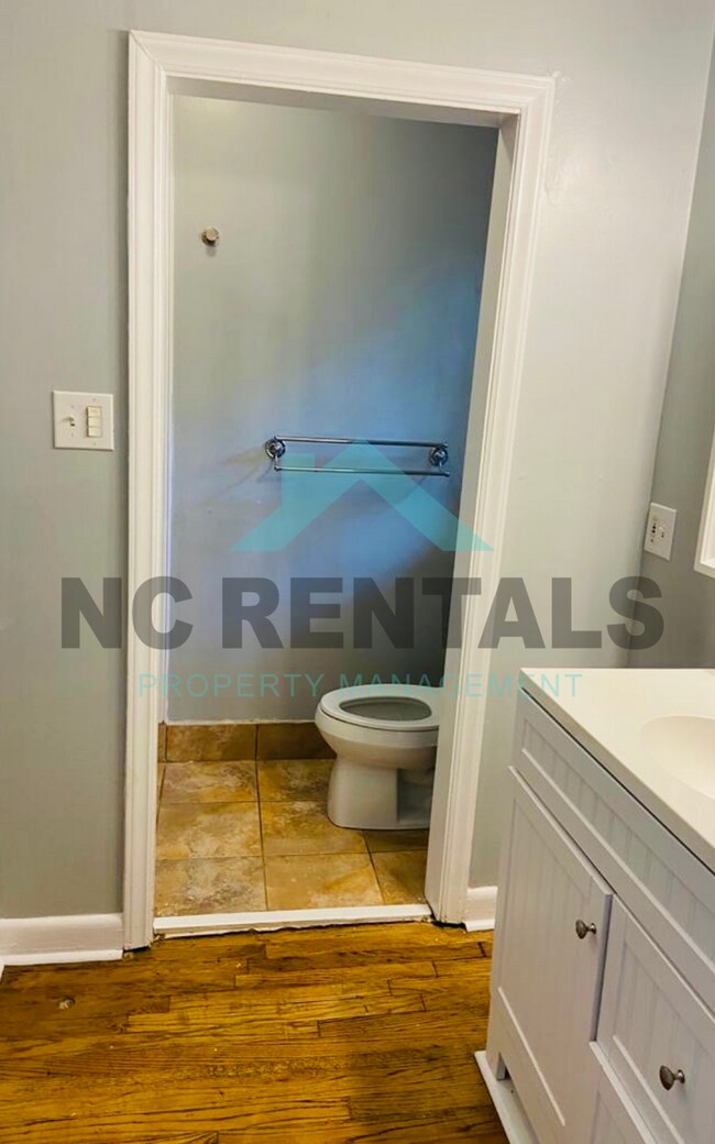 Building Photo - 1212 Red Oak Ave