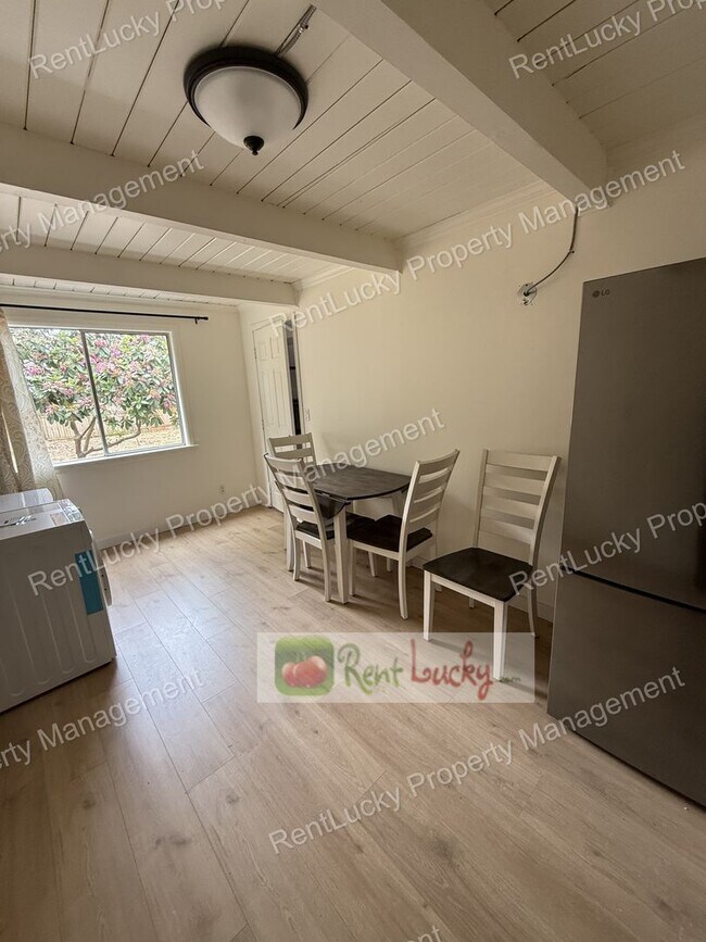 Building Photo - Super-Cute & Remodeled 1-Bedroom MIL Apartment in Great Kirkland Neighborhood FOR RENT!!