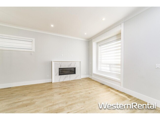 Photo du bâtiment - 16591-1625A 25a Ave
