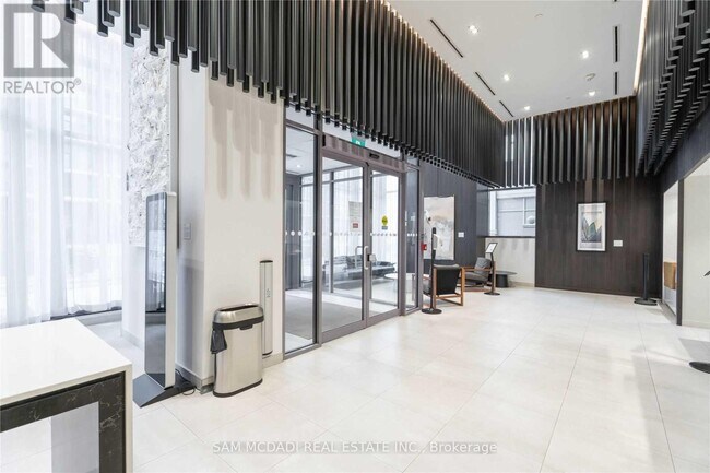 Photo du bâtiment - 4065 Confederation Pkwy