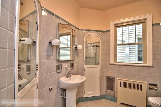 Baño 1/ con bañera - 638 Taylor Ave