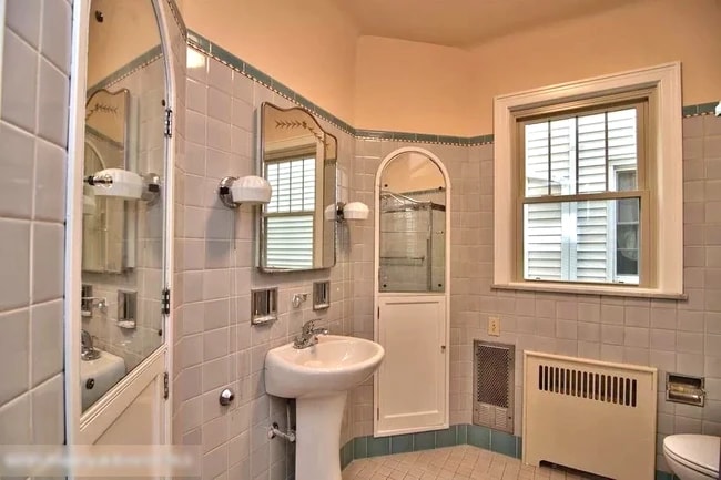 Bathroom 1/ with tub - 638 Taylor Ave