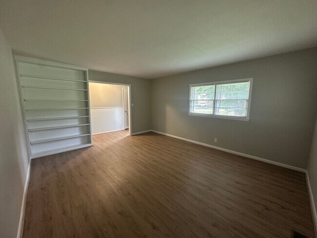 Building Photo - Charming Home in Saks