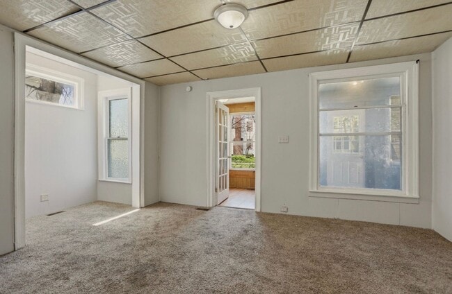 Building Photo - Sunny 2BR Home on South Bond with Sunroom + Extra Storage!