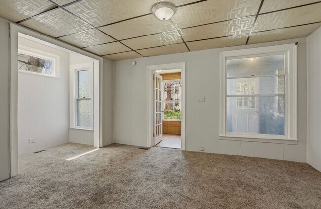 Foto del edificio - Sunny 2BR Home on South Bond with Sunroom + Extra Storage!