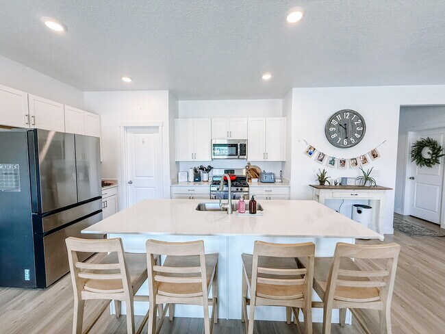 Building Photo - 549 N Orchard Dr