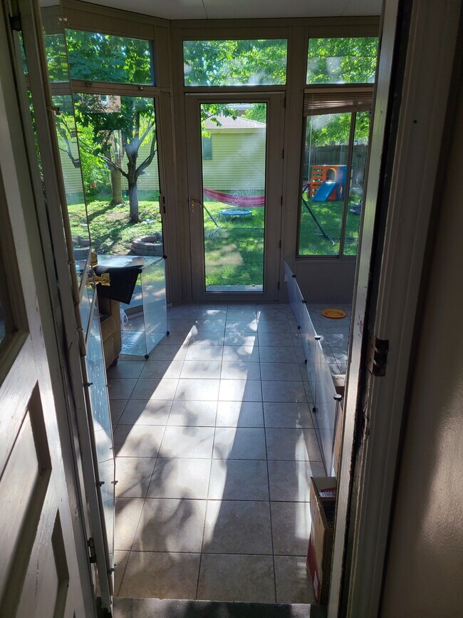 sunporch - 9112 Forestview Rd