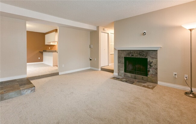 Building Photo - REMODELED, TOP FLOOR KIRKLAND 2 BED CONDO ...