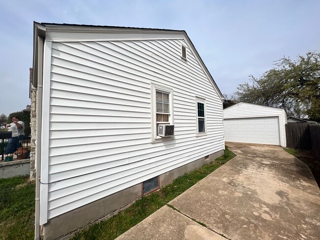 Building Photo - Lease to Purchase! Make Ready!