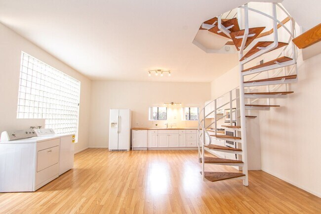 Foto del edificio - Loft-Like Unique 5 bed / 2 Bath Space with Lots of Character in Ocean Beach!