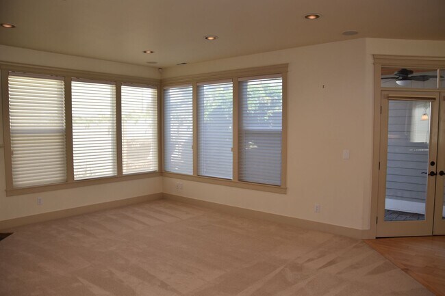 Foto del edificio - Ruston Custom Home with Amazing Views of P...