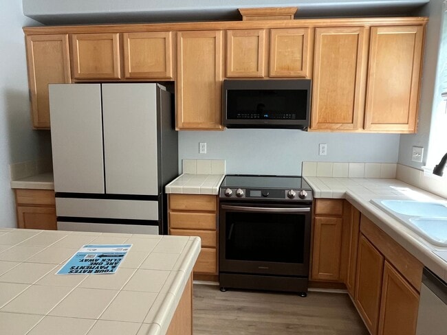 Building Photo - Updated Townhouse in the Oaks at Springbro...