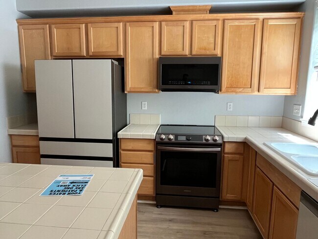 Foto del edificio - Updated Townhouse in the Oaks at Springbro...