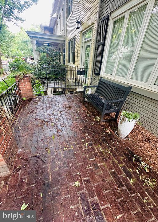 Foto del edificio - 2639 Woodley Pl NW