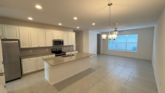 Building Photo - Beautiful 3BR/2.5BA Townhome in Ravenna Wi...