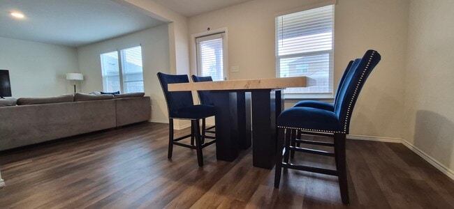 Foto del edificio - 5819 Rolling Gln