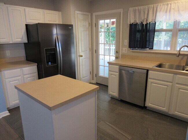 Building Photo - 1748 Stone Hollow Ct