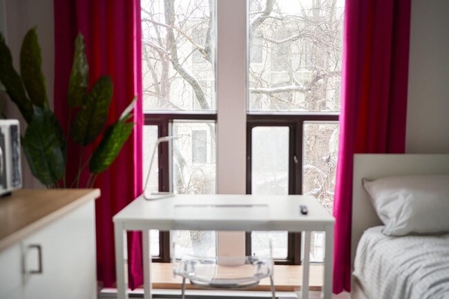 Building Photo - 1711 R. Saint-Denis
