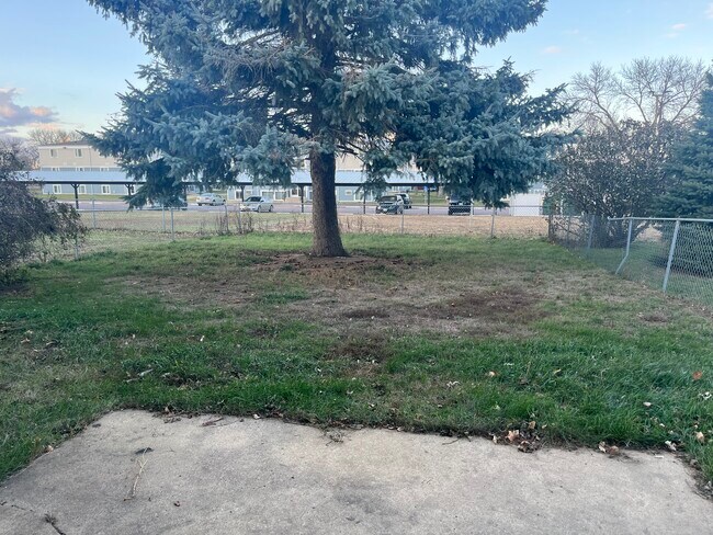 Patio trasero cercado - 5400 W 44th St